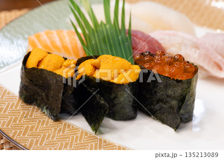 おいしい北海道のウニとイクラの軍艦巻きなどの握り鮨 135213089