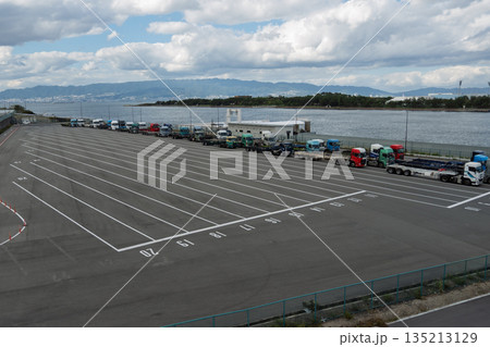 大阪湾と六甲山系を望む夢洲の広大なトレーラー待機所と万博用船着き場(物流・港湾・風景) 大阪湾と六甲山系を望む夢洲の広大なトレーラー待機所と万博用船着き場(物流・港湾・風景) 135213129