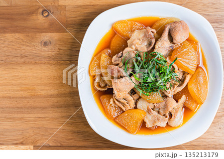 白い皿に盛り付けた豚バラと大根の煮物 白い皿に盛り付けた豚バラと大根の煮物 135213179