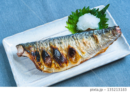 鯖の塩焼き 大根おろし添え 鯖の塩焼き 大根おろし添え 135213183