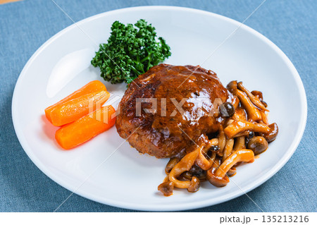 きのこソースがかかったハンバーグ 135213216