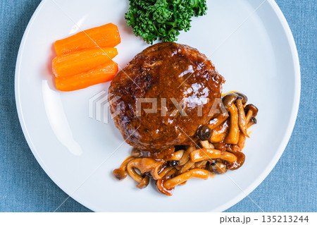 きのこソースがかかったハンバーグ きのこソースがかかったハンバーグ 135213244