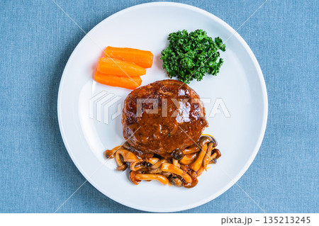 きのこソースがかかったハンバーグ 135213245