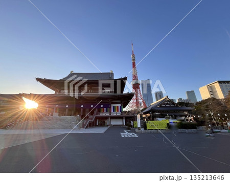 青空と増上寺と東京タワーのコラボレーション 135213646