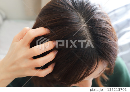 頭皮を気にする女性の悩み 135213701