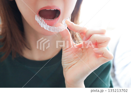 マウスピースをつける女性　矯正 135213702