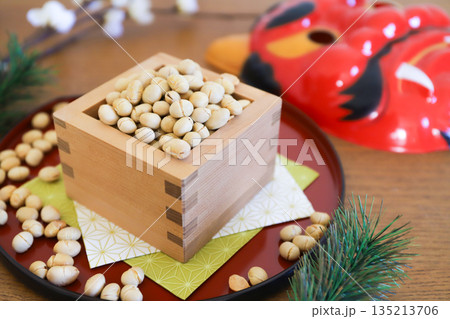 節分の豆と鬼のお面 135213706