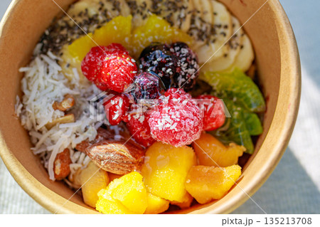 色とりどりのフルーツがのったヘルシーなスムージーボウル 135213708