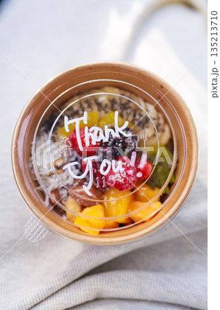 Thank you のメッセージが書かれたフルーツボウルのテイクアウトカップ 135213710