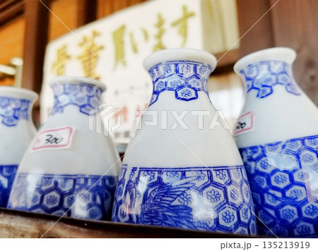 骨董店に売られている古いとっくり 135213919