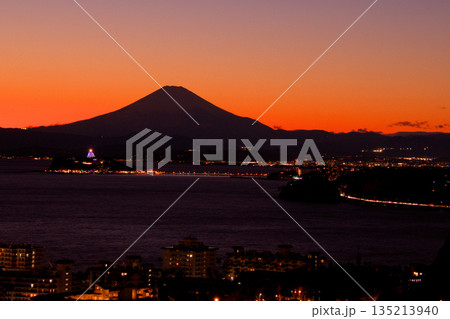 逗子市から望む富士山の夕焼け 135213940