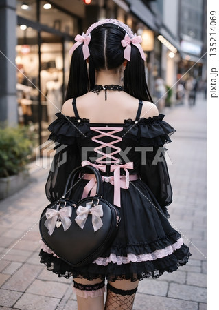 地雷系女子の後ろ姿 135214069