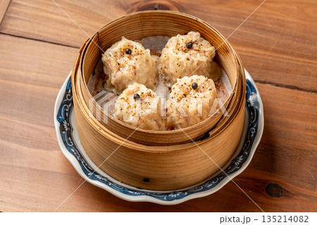 焼売 蒸したて中華料理の定番点心メニュー 135214082