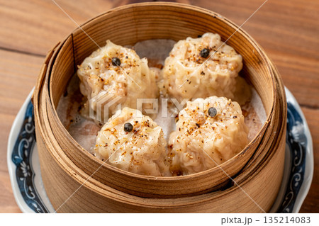 焼売 蒸したて中華料理の定番点心メニュー 135214083