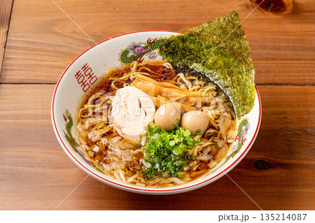 ラーメン 日本の定番麺料理と飲食店メニュー写真 ラーメン 日本の定番麺料理と飲食店メニュー写真 135214087