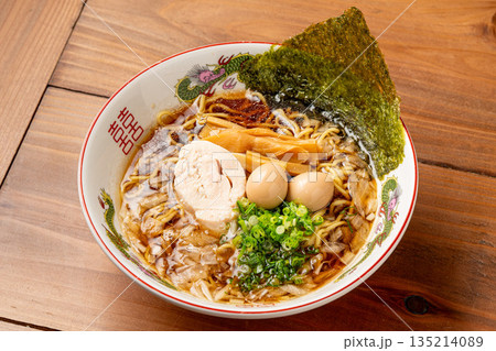 ラーメン 日本の定番麺料理と飲食店メニュー写真 135214089