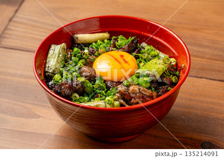 焼き鳥丼 香ばしい鶏肉の和食丼メニュー写真 焼き鳥丼 香ばしい鶏肉の和食丼メニュー写真 135214091