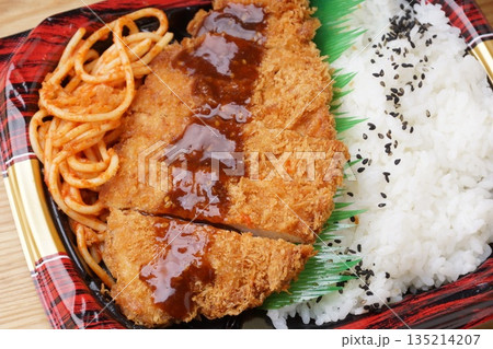 ロース豚カツ弁当 135214207