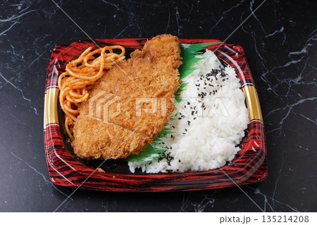 ロース豚カツ弁当 135214208