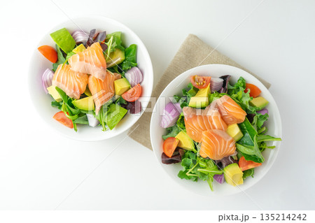 サーモンとアボカドのサラダ 135214242