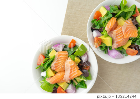 サーモンとアボカドのサラダ 135214244