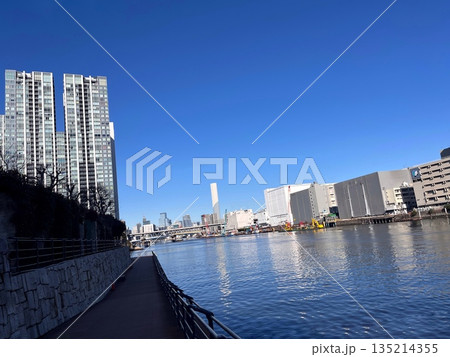 東京湾岸エリアの運河とタワーマンション群と青空 135214355