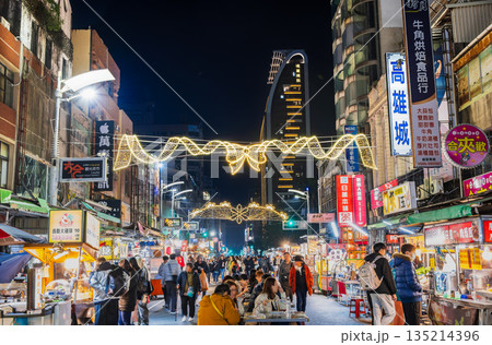 台湾　高雄最大の観光夜市　六合夜市 135214396