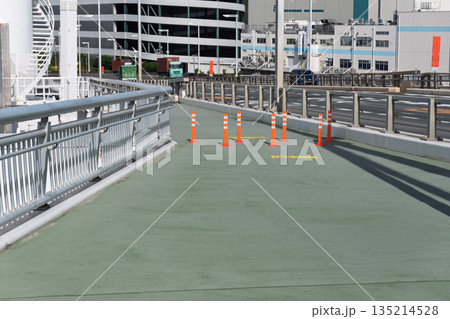 夢舞大橋の歩道入口に設置された車両進入防止用のポールと広々とした通路(インフラ・交通安全・舞洲) 夢舞大橋の歩道入口に設置された車両進入防止用のポールと広々とした通路(インフラ・交通安全・舞洲) 135214528