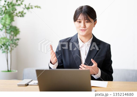 Web面接を受ける就職活動中の学生 Web面接を受ける就職活動中の学生 135214680