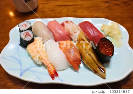 彩り豊かな握りと巻き寿司の贅沢盛り合わせ 135214687