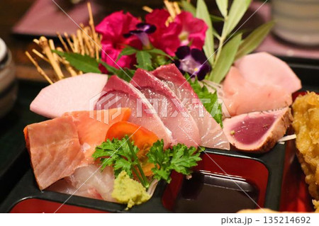 彩り豊かな刺身盛り合わせ、和の美を味わう一皿 彩り豊かな刺身盛り合わせ、和の美を味わう一皿 135214692