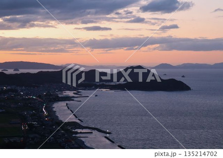 夕暮れに染まる港町と海の絶景 夕暮れに染まる港町と海の絶景 135214702