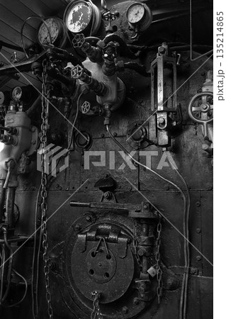 蒸気機関車の運転室に残るレトロな計器とバルブ 135214865