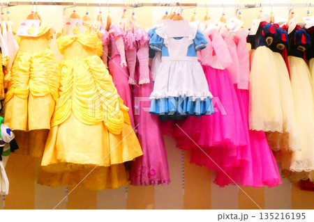 キッズ写真館の物語の主人公になれるドレスや洋服 135216195