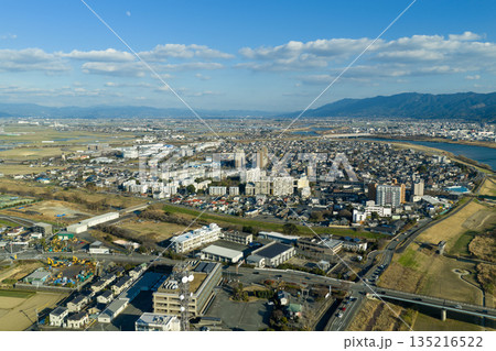 福岡県久留米市の市街地をドローンで空撮した都市景観と住宅街の風景 135216522