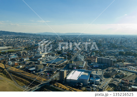 福岡県久留米市の市街地をドローンで空撮した都市景観と住宅街の風景 福岡県久留米市の市街地をドローンで空撮した都市景観と住宅街の風景 135216525