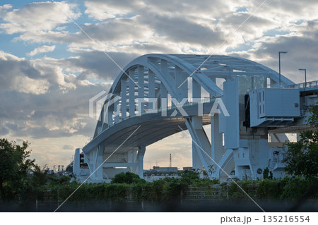 大阪・舞洲側から見る夢舞大橋の巨大なアーチと海に浮かぶポンツーン構造（浮体式旋回可動橋） 135216554