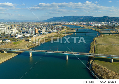 福岡県久留米市の筑後川と市街地をドローンで空撮した都市景観と河川の風景 福岡県久留米市の筑後川と市街地をドローンで空撮した都市景観と河川の風景 135216564