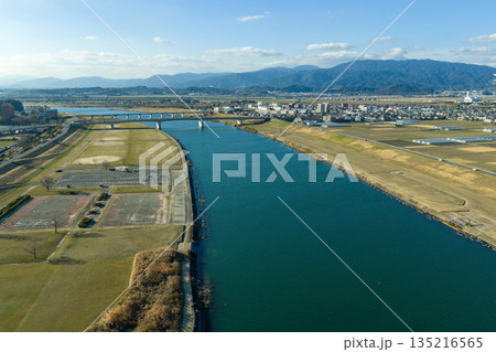 福岡県久留米市の筑後川と市街地をドローンで空撮した都市景観と河川の風景 135216565