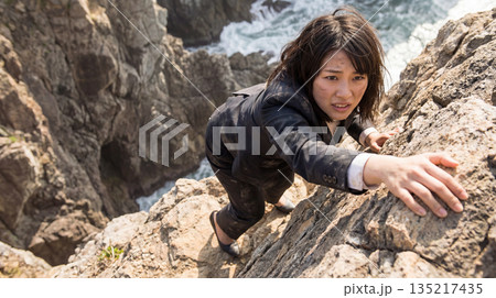 崖をよじ登るOL 135217435