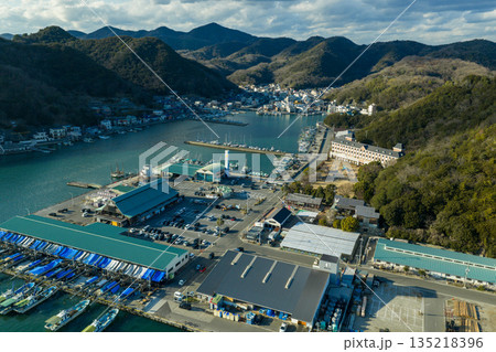 冬の岡山県日生町 情緒ある漁港と山並みに囲まれた港町の町並み空撮 冬の岡山県日生町 情緒ある漁港と山並みに囲まれた港町の町並み空撮 135218396