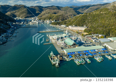 冬の岡山県日生町 情緒ある漁港と山並みに囲まれた港町の町並み空撮 135218398