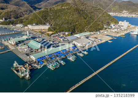 冬の岡山県日生町 情緒ある漁港と山並みに囲まれた港町の町並み空撮 135218399