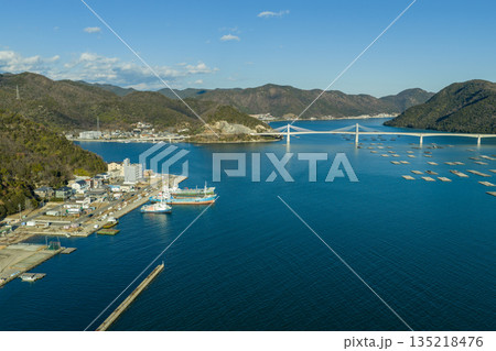 冬の備前日生大橋と瀬戸内海に広がる牡蠣養殖いかだの空撮風景 岡山県 135218476