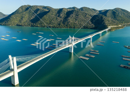 冬の備前日生大橋と瀬戸内海に広がる牡蠣養殖いかだの空撮風景 岡山県 冬の備前日生大橋と瀬戸内海に広がる牡蠣養殖いかだの空撮風景 岡山県 135218488