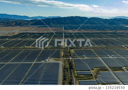 冬の岡山県牛窓 錦海塩田跡地に広がる国内最大級の瀬戸内Kirei太陽光発電所空撮 135219550