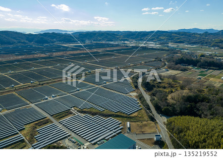 冬の岡山県牛窓 錦海塩田跡地に広がる国内最大級の瀬戸内Kirei太陽光発電所空撮 135219552