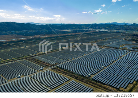 冬の岡山県牛窓 錦海塩田跡地に広がる国内最大級の瀬戸内Kirei太陽光発電所空撮 135219557