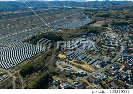 冬の岡山県牛窓 錦海塩田跡地に広がる国内最大級の瀬戸内Kirei太陽光発電所空撮 135219558