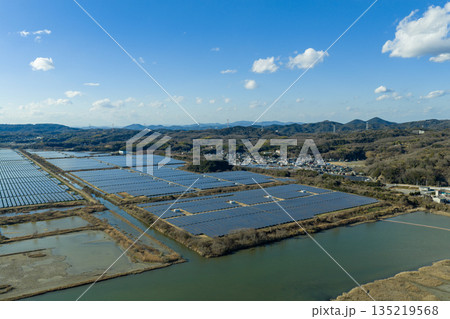 冬の岡山県牛窓 錦海塩田跡地に広がる国内最大級の瀬戸内Kirei太陽光発電所空撮 135219568